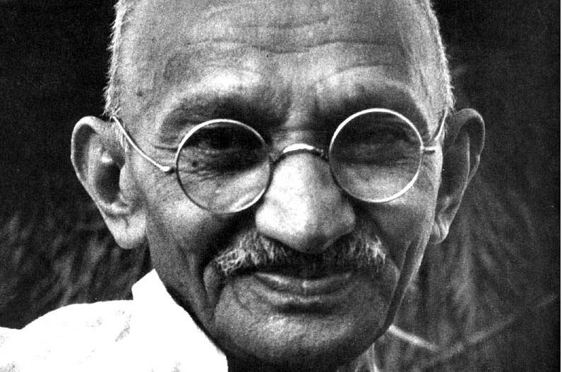 Στο σφυρί δύο δείγματα από το αίμα του Μαχάτμα Γκάντι